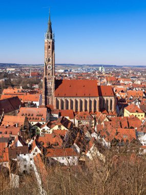 Landshut, Almanya 'nın Bavyera eyaletinde yer alan tarihi bir şehirdir. Basilica St. Martin şehir manzarasına hakim..