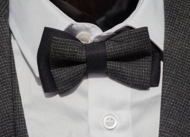 Çapraz dizayn içinde Yunan harfleri Alfa ve Omega da dahil olmak üzere altın işlemeli sembollerin yer aldığı dini kırmızı kitap kapağının yakın plan görüntüsü.