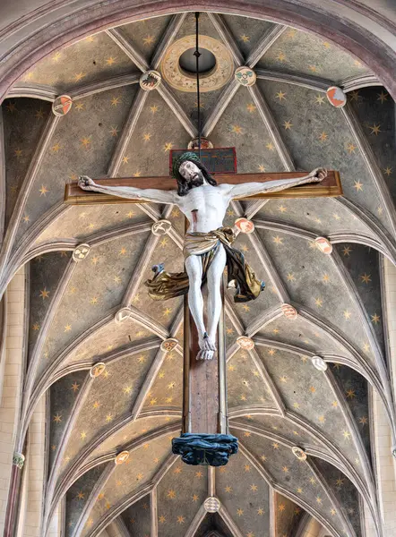 Landshut 'taki Aziz Martin Bazilikası' nın tavanının altında haç, karmaşık kemerler, kilise içi..