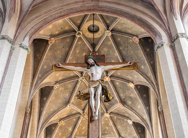 Landshut 'taki Aziz Martin Bazilikası' nın tavanının altında haç, karmaşık kemerler, kilise içi..