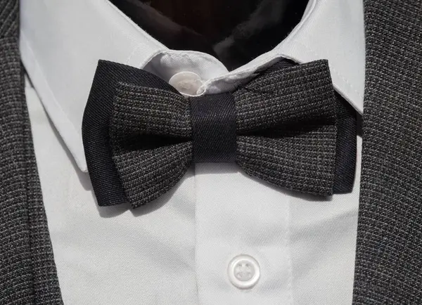 Çapraz dizayn içinde Yunan harfleri Alfa ve Omega da dahil olmak üzere altın işlemeli sembollerin yer aldığı dini kırmızı kitap kapağının yakın plan görüntüsü.