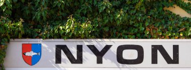 Nyon, İsviçre - 7 Mart 2025: Cenevre Gölü kıyısında Vaud Kantonu 'nda bulunan Nyon' un panoramik işareti ve amblemi