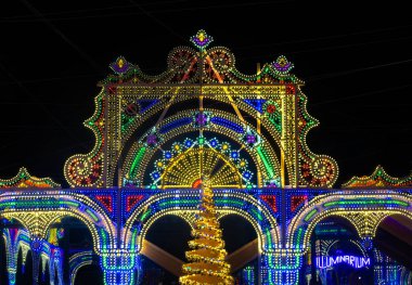 Zürih, İsviçre - 22 Aralık 2024: İlluminarium, İsviçre Ulusal Müzesi 'nde her yıl düzenlenen bir ışık ve müzik festivali.