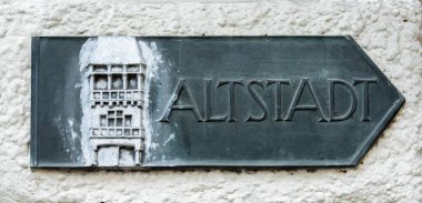 Innsbruck, Avusturya - 20 Mart 2025: Altstadt 'ın panoramik yön tabelaları - eski kasaba - Innsbruck' un oymalı altın çatılı
