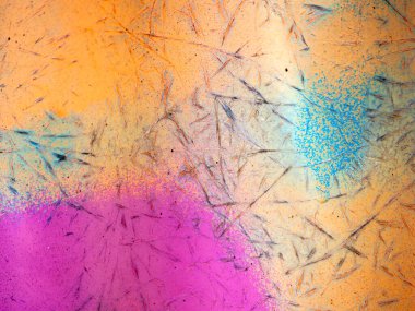 Pembe, turuncu ve mavi renkler ve dağınık çizgiler ve desenler içeren soyut bir arkaplan..