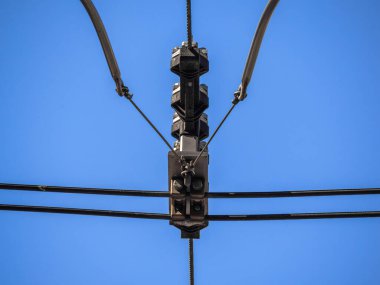 Açık mavi gökyüzüne karşı tramvay ya da tramvay güç hattına yakın çekim.