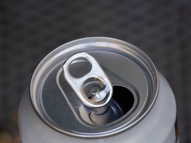 Açılan alüminyum içecek kutusunu çekme sekmesiyle kapat.