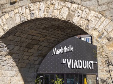 Zürih, İsviçre - 10 Nisan 2025 Markthalle im Viadukt eski demiryolu hattının ikonik viyadük kemerlerinin altında Zürih 'in batı kesiminde yer alan canlı ve modaya uygun bir pazar.