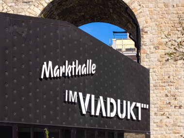 Zürih, İsviçre - 10 Nisan 2025 Markthalle im Viadukt eski demiryolu hattının ikonik viyadük kemerlerinin altında Zürih 'in batı kesiminde yer alan canlı ve modaya uygun bir pazar.