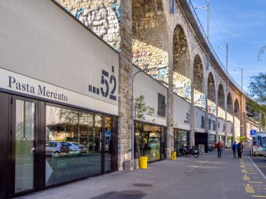 Zürih, İsviçre - 10 Nisan 2025 Markthalle im Viadukt eski demiryolu hattının ikonik viyadük kemerlerinin altında Zürih 'in batı kesiminde yer alan canlı ve modaya uygun bir pazar.
