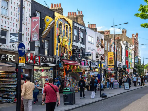 Londra, Birleşik Krallık - 28 Nisan 2025: Camden Market, Londra 'da canlı bir sokak sahnesi, renkli dükkanlar, butikler, fast food ve çeşitli insanlar sergileniyor.