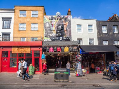 Londra, Birleşik Krallık - 28 Nisan 2025: Camden Market, Londra 'da canlı bir sokak sahnesi, renkli dükkanlar, butikler, fast food ve çeşitli insanlar sergileniyor.