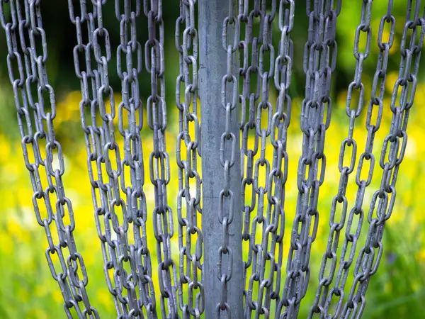 Renkli paneller, modern bank ve şık şehir tasarımı ile canlı açık hava oturma alanı.