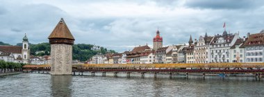 Lucerne, İsviçre - 7 Temmuz 2024 Kapellbrucke, Luzern 'in ünlü ortaçağ köprüsü