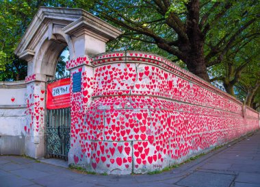 Londra, Birleşik Krallık - 28 Nisan 2025: COVID-19 salgını sırasında ölen insanların anısına kırmızı kalplerle kaplı bir duvar - Ulusal COVID Anma Duvarı.
