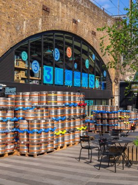 Londra, Birleşik Krallık - 28 Nisan 2025: Camden kasabasındaki 3 Locks bira fabrikası, bira fıçıları ve tuğla kemer altı oturma alanı.