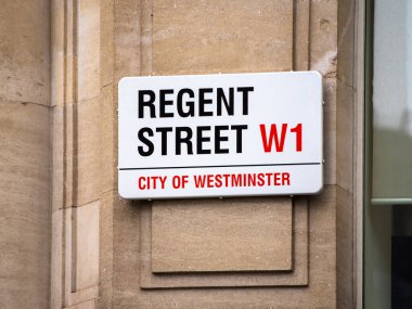 Londra, Birleşik Krallık - 26 Mayıs 2025: Bir taş duvara asılan REGENT STREET W1 ve CITY 'i gösteren bir sokak tabelası.