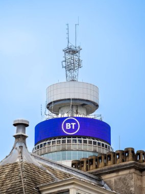 Londra, Birleşik Krallık - 26 Mayıs 2025: Telekomünikasyon kulesinin tepesinde BT-İngiliz televizyon logosu yer alıyor..