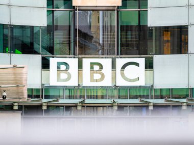 Londra, Birleşik Krallık - 26 Mayıs 2025: İkonik BBC logosu modern bir bina cephesinde belirgin bir şekilde sergilendi, cam ve metal mimarinin bir karışımını sergiliyordu.