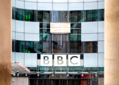 Londra, Birleşik Krallık - 26 Mayıs 2025: Büyük cam pencereler ve önemli bir BBC logosunun yer aldığı modern bir binanın dışı. Yapının çağdaş bir tasarımı var..