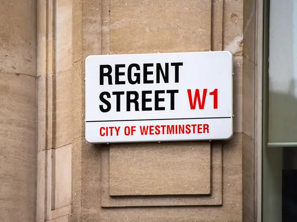 Londra, Birleşik Krallık - 26 Mayıs 2025: Bir taş duvara asılan REGENT STREET W1 ve CITY 'i gösteren bir sokak tabelası.
