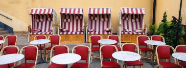 Stockholm şehrinin ufuk çizgisi üzerinde çarpıcı bir günbatımı, tarihi ve modern mimarinin bir karışımı. Güneş büyük ve turuncu..