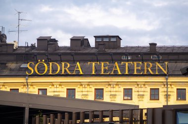 Stockholm, İsveç - 4 Haziran 2025: Sodra Teatern, Stockholm 'ün canlı Sodermalm bölgesinde yer alan Swedens' in en eski ve simgesel kültür ve eğlence merkezlerinden biridir..