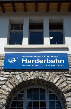 Interlaken, İsviçre - 17 Temmuz 2025 Harderbahn, Interlaken 'de bulunan bir dağ demiryoludur. Daha sert Kulm 'a ulaşım sağlar.
