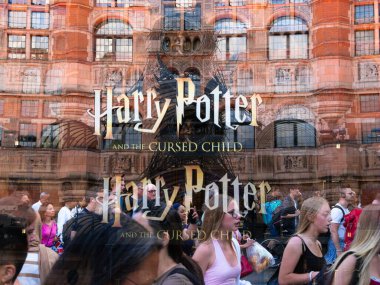 Londra, Birleşik Krallık - 24 Haziran 2025: Harry Potter ve Lanetli Çocuk 'un tarihi kırmızı tuğlalı bir binaya karşı sergilenen kalabalık bir kalabalık ve tabela ile çifte maruz kalma.