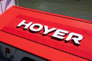 Hamburg, Almanya - 1 Temmuz 2025: Hoyer, kimyasallar, gıda ve doğalgaz taşımacılığında uzman bir lojistik şirketidir..