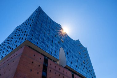 Hamburg, Almanya - 1 Temmuz 2025: Elbphilharmonie, Hamburg 'da dünyaca ünlü bir konser salonu..