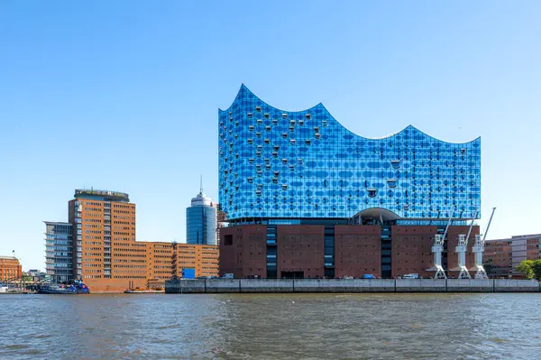 Hamburg, Almanya - 1 Temmuz 2025: Elbphilharmonie, Hamburg 'da dünyaca ünlü bir konser salonu..