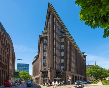 Hamburg, Almanya - 30 Haziran 2025: Hamburg 'daki Chilehaus, kendine özgü Brick Expressionist mimarisi ile ünlü ikonik mimari simgesidir.