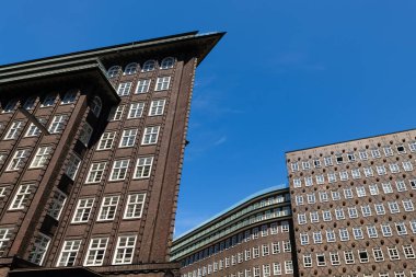 Hamburg, Almanya - 30 Haziran 2025: Chilehaus ve Brick Expressionist mimarisi Hamburg 'daki Nasyonal Sosyalist dönemden. Negatif boşluk.