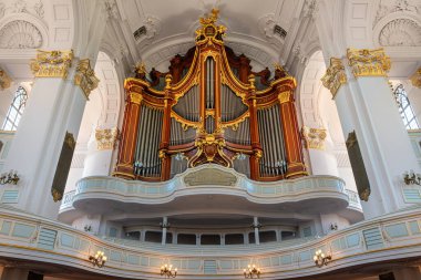Hamburg, Almanya - 30 Haziran 2025: Hamburg 'daki en ikonik katedralin organı St. Michael Kilisesi - Hauptkirche Sankt Michaelis