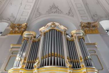 Hamburg, Almanya - 30 Haziran 2025: Hamburg 'daki en ikonik katedralin organı St. Michael Kilisesi - Hauptkirche Sankt Michaelis