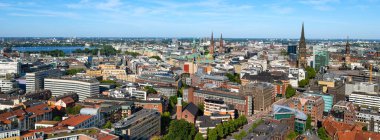 Hamburg, Almanya - 30 Haziran 2025: Hamburg 'un havadan görünüşü, modern binalar, parklar. Sahne, yerleşim ve ticari alanların karışımıyla şehir hayatının özünü yakalıyor..