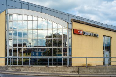 Yverdon les Bains, İsviçre - 24 Temmuz 2025: Yverdon 'daki demiryolu istasyonunun büyük camlı pencereli modern bir bina.