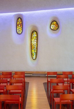 La Chaux-de-Fonds, İsviçre - 19 Eylül 2025: La Chaux-de-Fonds 'taki Protestan Tapınağı' nın İçi, mimar Andre Gaillard. Spiral şekil, anlamlı, plastik mimari tarzı.