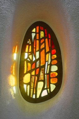 La Chaux-de-Fonds, İsviçre - 19 Eylül 2025: La Chaux-de-Fonds 'taki Protestan Saint-Jean Tapınağı' nın lekeli cam penceresi.