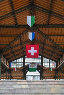 Montreux, İsviçre - 24 Eylül 2025: Montreux 'da tavanda bayraklar asılı tarihi bir pazar salonu.