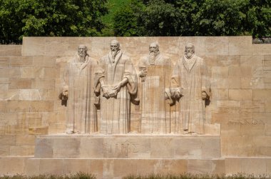 Cenevre, İsviçre - 25 Eylül 2025: Parc des Bastions 'da dört tarihi figürlü Reform Duvarı: Farel, Beza, Calvin ve Knox