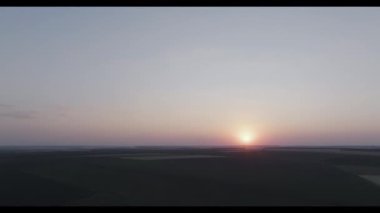 Kırsal hava gündoğumu. Çiftlik tarım kırsalında. Çiftlik çayırının drone görünümü