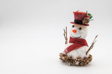 Beyaz arka planda izole edilmiş küçük kardan adam..