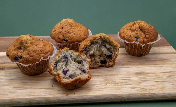 Borůvkové Muffiny Servírovací Desce Čerstvé Fom Troubě — Stock fotografie