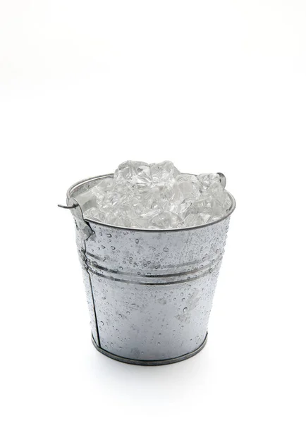 Ледяное Ведро Льдом Белом Фоне — стоковое фото