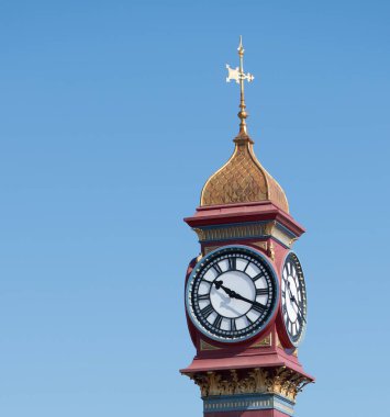 Weymouth sahil şeridindeki Victoria saat kulesinin süslü çekimlerinden..