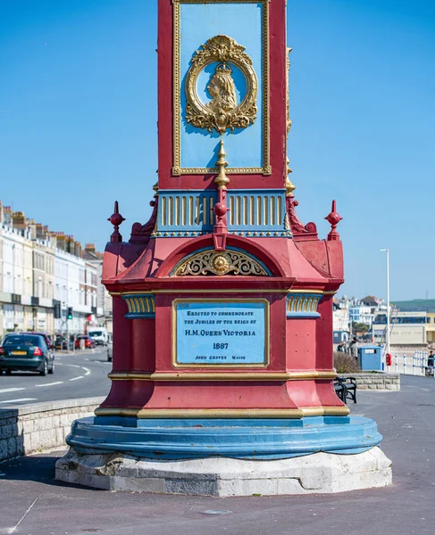Weymouth sahil şeridindeki Victoria saat kulesine yakın çekim..