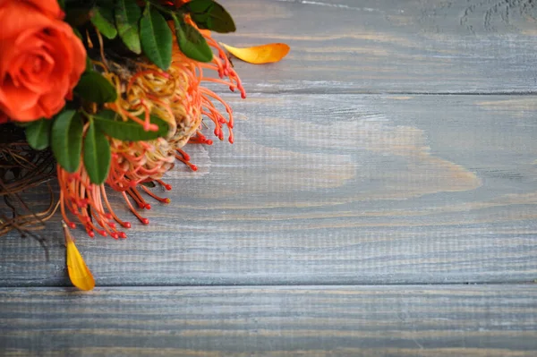 Flat Lay Still Life Con Fiori Arancio Sfondo Legno Rustico — Foto Stock
