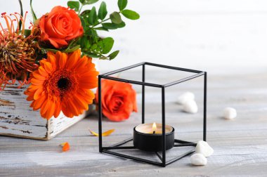 Beyaz kırsal arka planda Rosa ve Gerbera çiçekli sonbahar portakalı kırmızı buket. Tebrik kartları ve tasarım için alanı kopyala